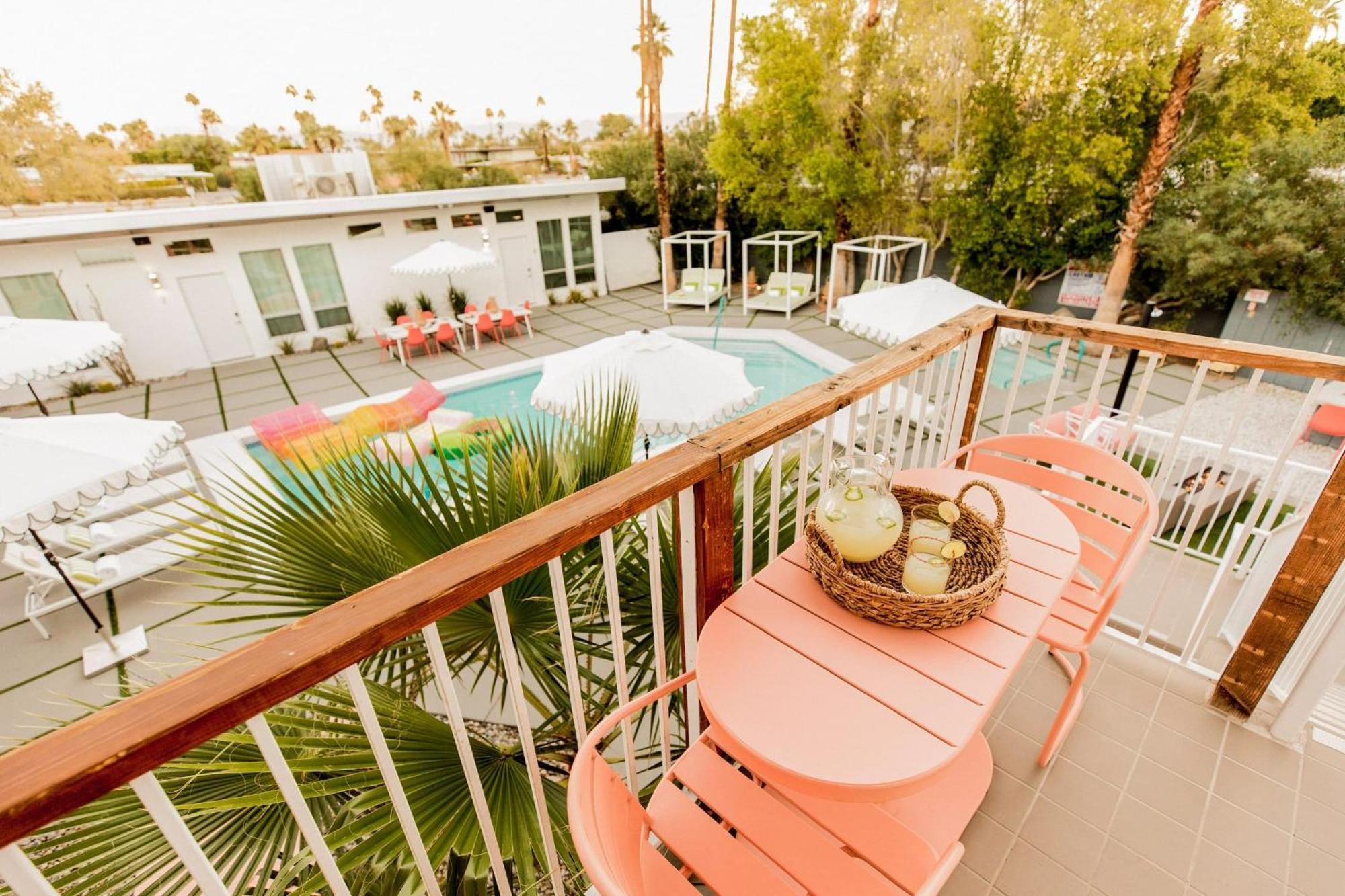 The Wesley By Avantstay Retro Spacious W Bbq Pool Palm Springs