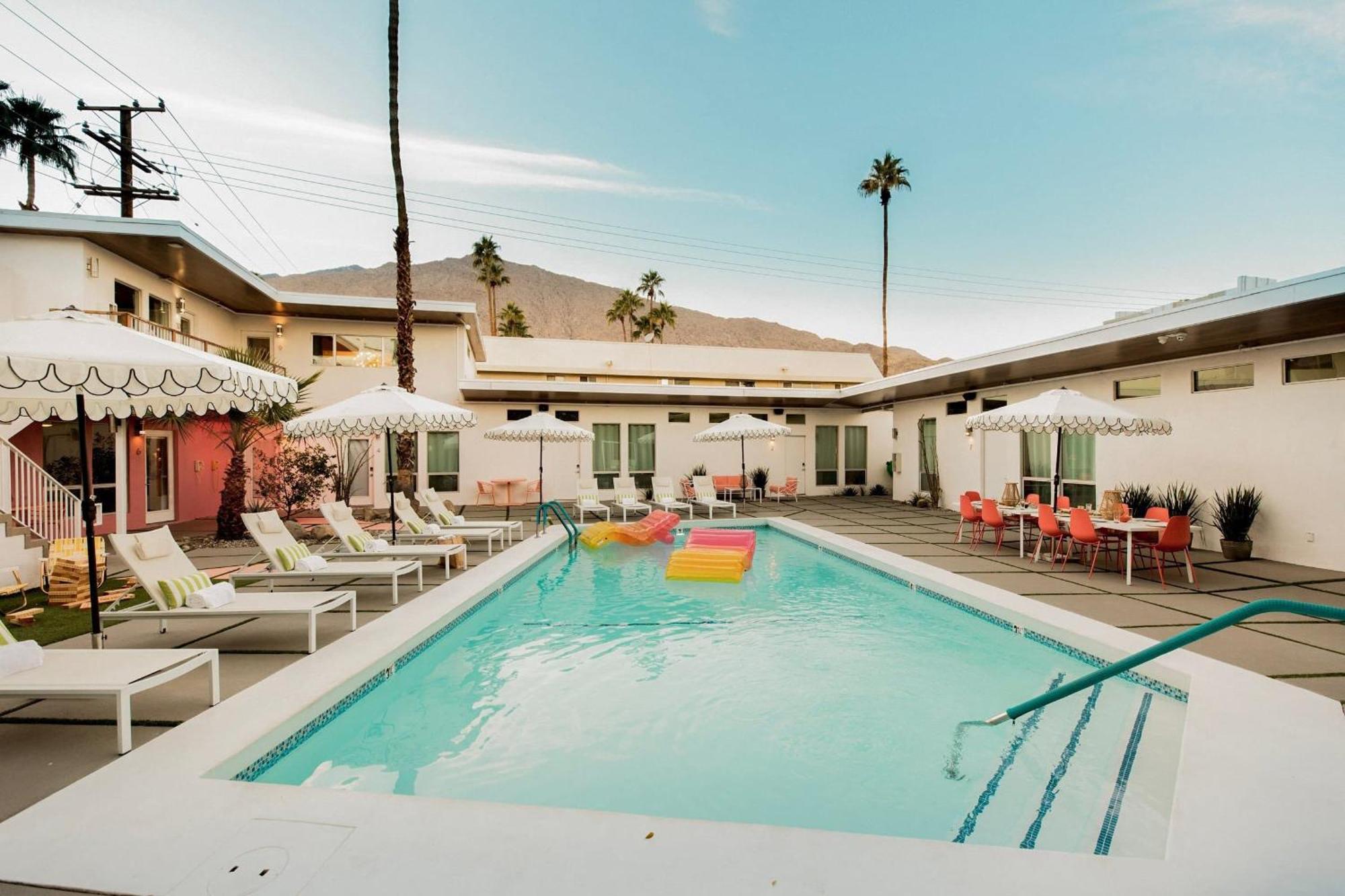 The Wesley Hotel By Avantstay Retro Spacious W Bbq Pool Spa Hotel Palm Springs